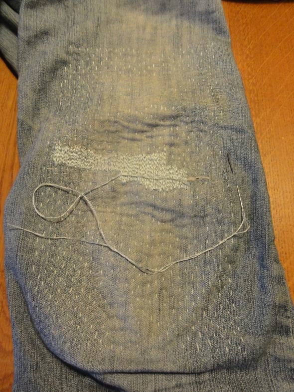 scheur gerepareerd van spijkerbroek